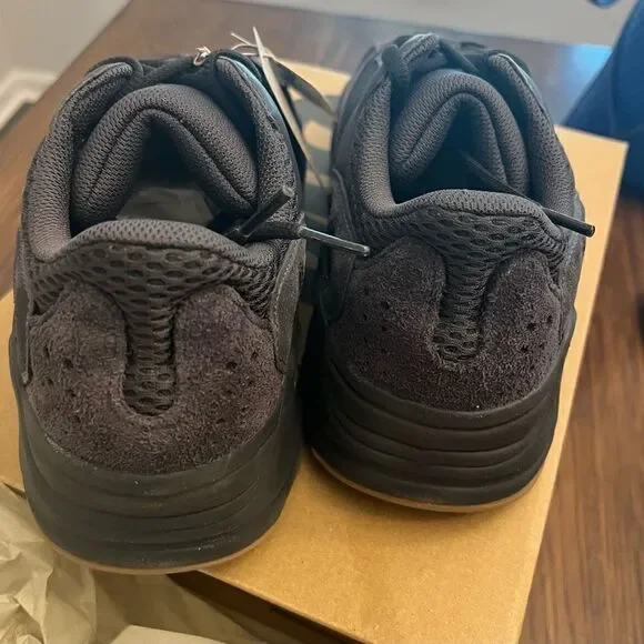 NIOB Yeezy 700 Boost Utility Black 2022 reissue Men’s size 8 sneaker.